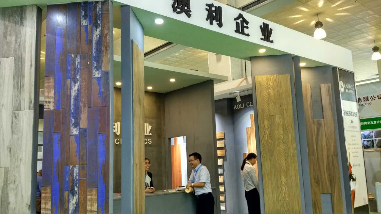 ��ֱ���ղ���(hu��)����������(d��)��һ��Ļ�ɫľ�y��һʯ����