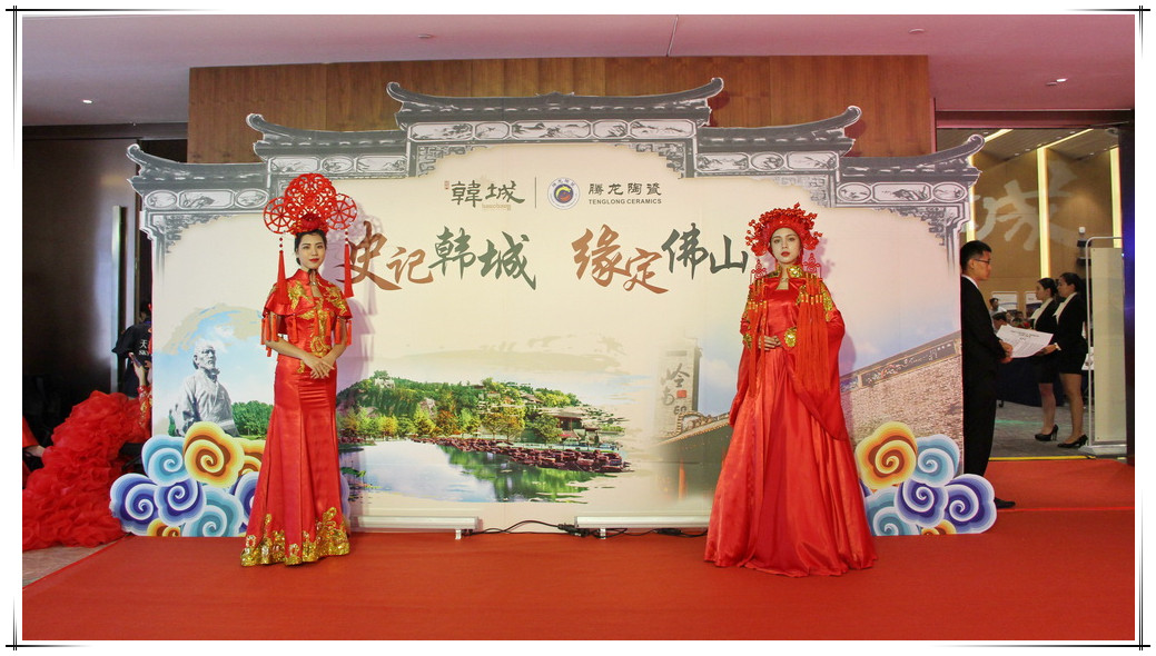 �n��ǧ�|�Gɫ�մɮa(ch��n)�I(y��)��Ⱥ�����ƽ��(hu��)�ڷ�ɽ�e��