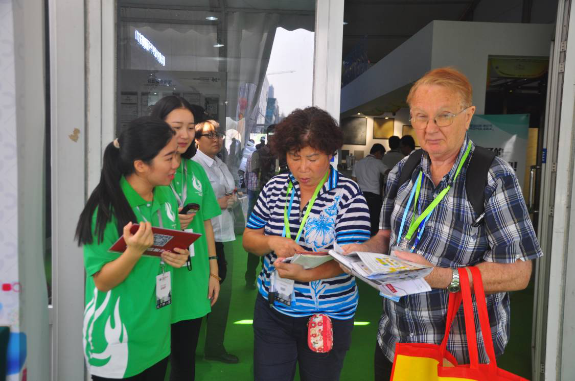 第26屆佛山陶博會中國陶瓷總部展館志愿者為國際觀眾提供指引服務.jpg