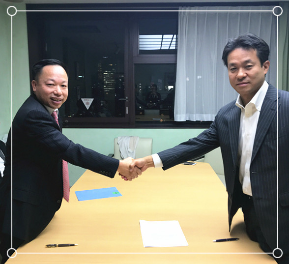 博德公司葉榮恒董事長(zhǎng)(左)與ADVAN總經(jīng)理山形雅之助(右)簽署戰(zhàn)略合作_副本.jpg