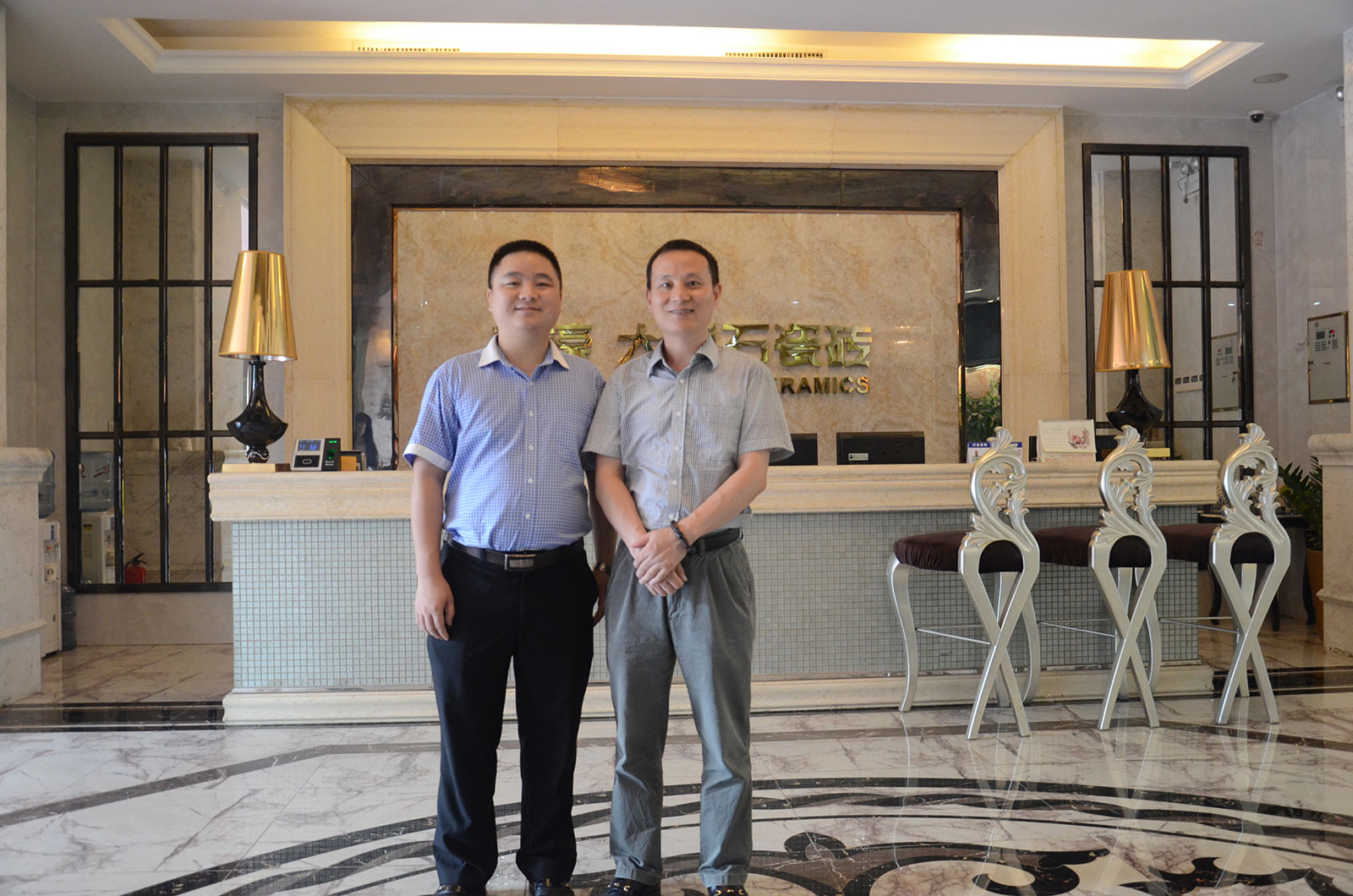 1新濠品牌營(yíng)銷總經(jīng)理朱國(guó)亮(左一)和佛山市陶瓷行業(yè)協(xié)會(huì)秘書長(zhǎng)羅青(右一).jpg