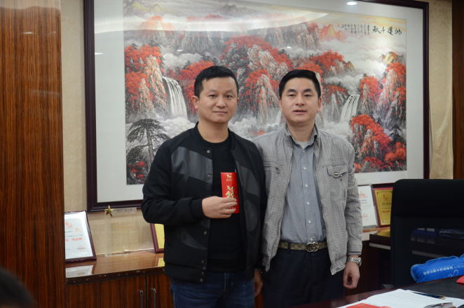 4用“從不言棄”一詞形容陳賀,是最好不過。遇到困難時,他第一時間是分析現(xiàn)狀,找解決問題的方法,再耐心地引導(dǎo)客戶去應(yīng)對當(dāng)前