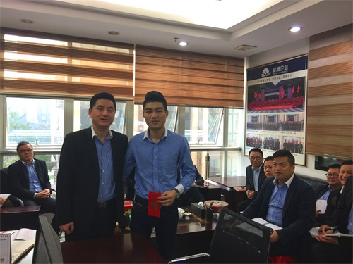 7富有活力,是這位90后的小伙子最大的標(biāo)簽。每月對新老客戶的回訪從不間斷,為新客戶詳細(xì)介紹公司的資歷、實力;協(xié)助老客戶精