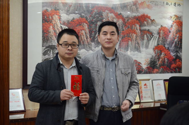 面對當(dāng)前陶企的大環(huán)境,大多數(shù)意向客戶的態(tài)度都相當(dāng)保守,如何讓他們認(rèn)同壹號品牌、認(rèn)同你,是關(guān)鍵。而他,正是憑借真誠二字,讓