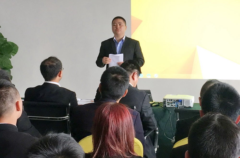 1昊晟企業(yè)第一營(yíng)銷中心總經(jīng)理朱國(guó)亮發(fā)表講話.jpg