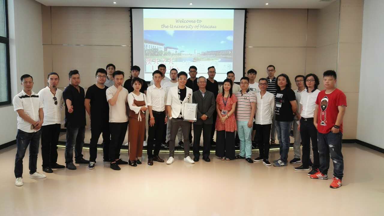 19 蘇育洲先生與設計師合影.jpg