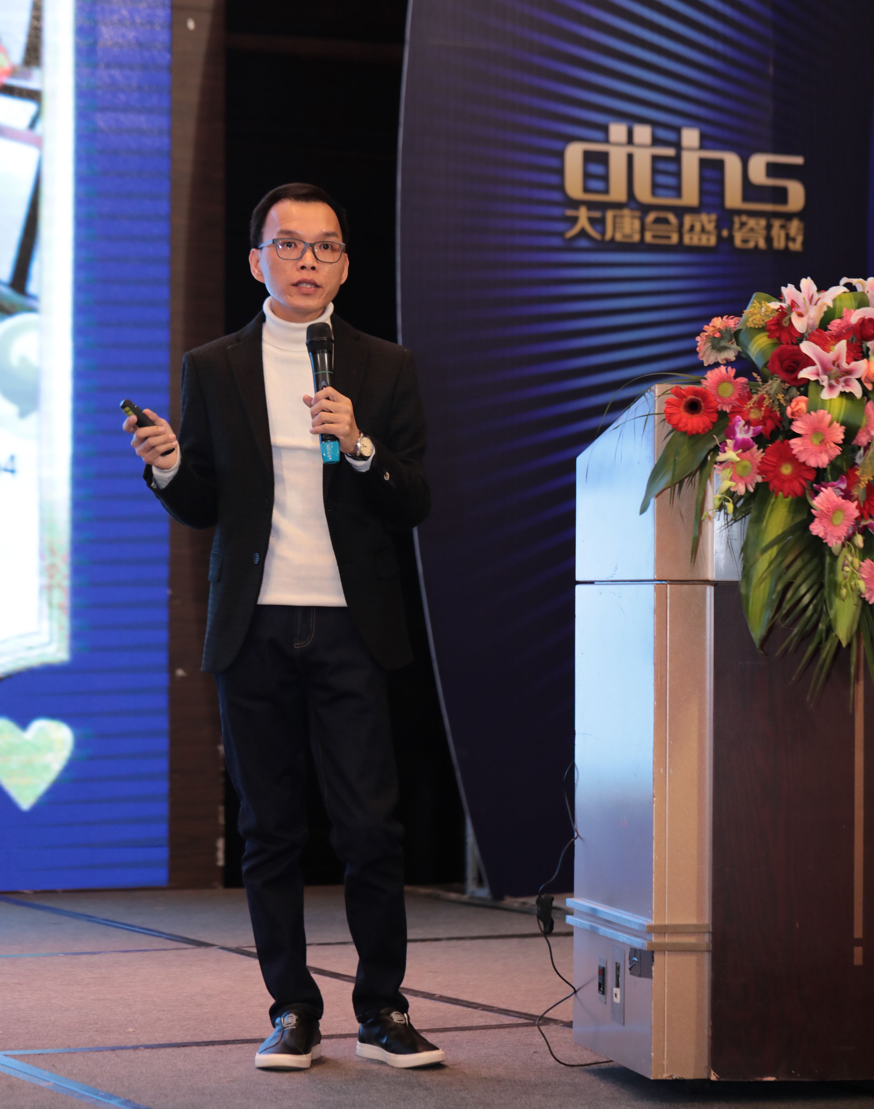 9 品牌市場中心總經(jīng)理符竣雄作《標(biāo)準(zhǔn)化+玩轉(zhuǎn)品牌》主題演講.jpg