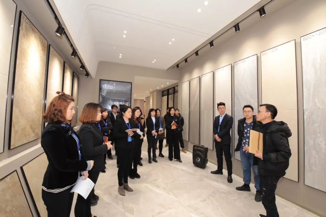 18 大唐合盛瓷磚揚(yáng)州旗艦店員工風(fēng)采展示.jpg