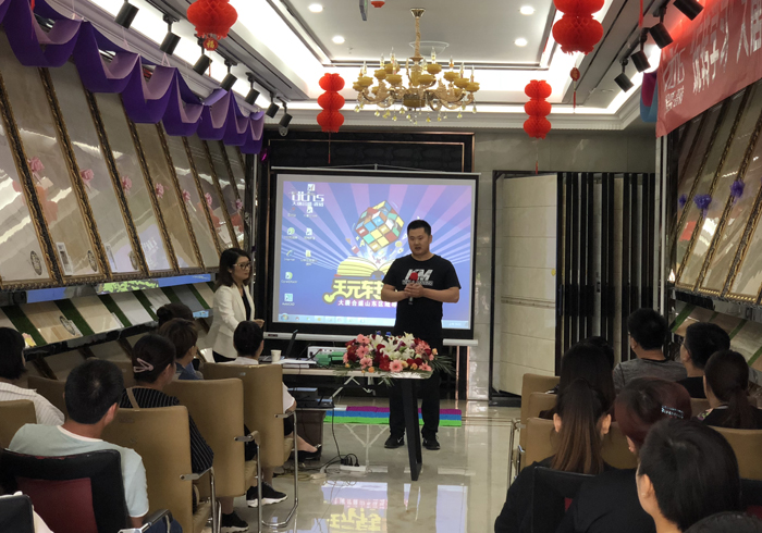 2 大唐合盛瓷磚日照營(yíng)銷中心總經(jīng)理孫巖演講.jpg
